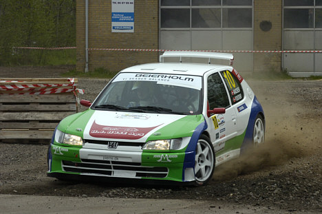 I 2007 og 2008 vandt Brian Madsen Tvilum-Scanbirk Rally Show i sin lille vævre Peugeot 106. Nu starter han i en noget større Peugeot 306 – og han skal undgå grus, hvis han skal gentage sejren.